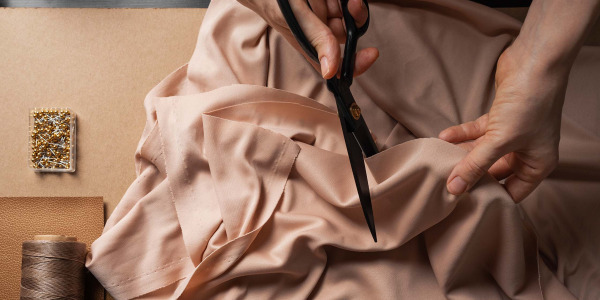 Couture de soie pour les débutants : 10 astuces pour faire aimer ce tissu à votre machine