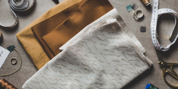 Qu’est-ce que les tissus signés et pourquoi cela vaut-il la peine d’y investir – un guide complet